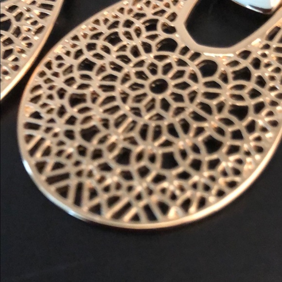 GOLDTONE MODERN DESIGN DANGLING EARRINGS - Picture 9 of 11